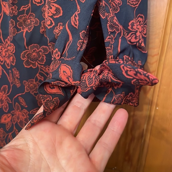 Two-toned blouse with super cute bow details on the sleeves. - Picture 3 of 5